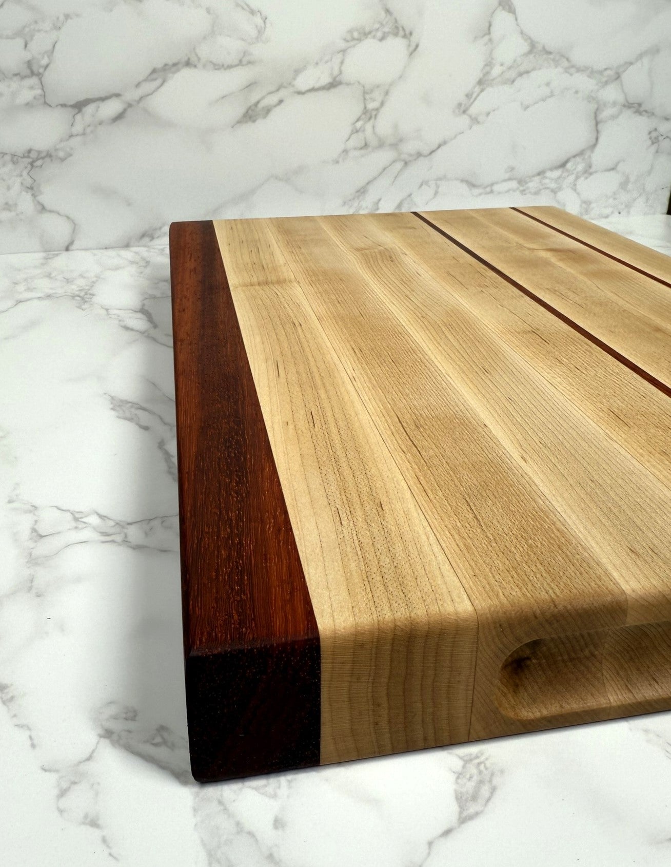 Maple, with thin stripe of Padauk Edge Grain Cutting board 14x10x1.25"